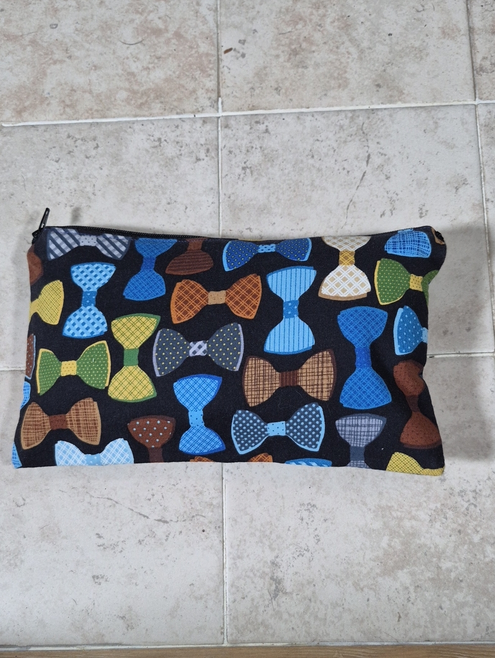 Travel Bag with Multicolor Bow-Tie Print